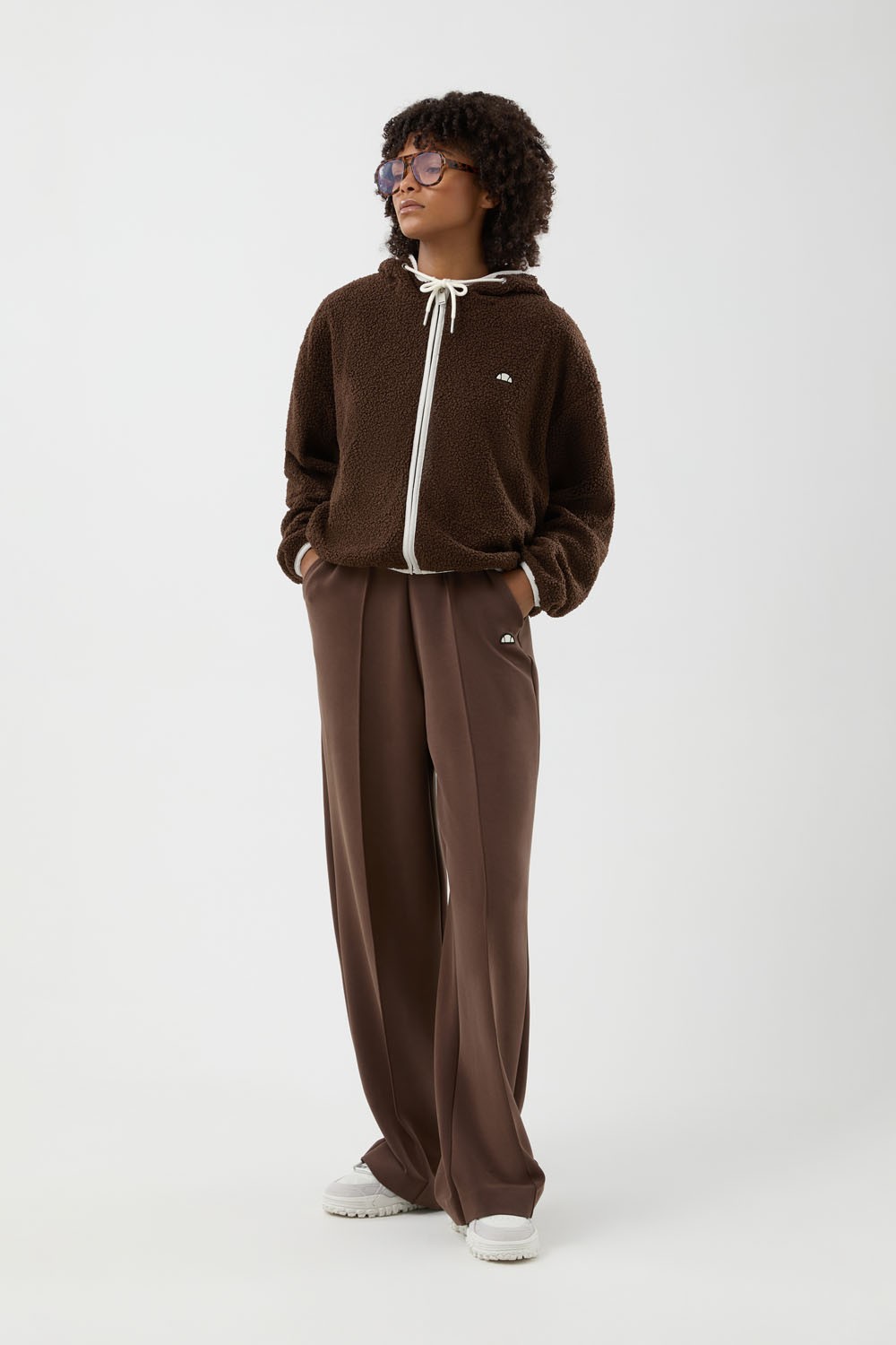 Sudadera con capucha y cremallera...