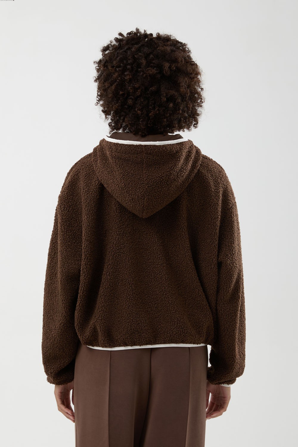 Sudadera con capucha y cremallera...