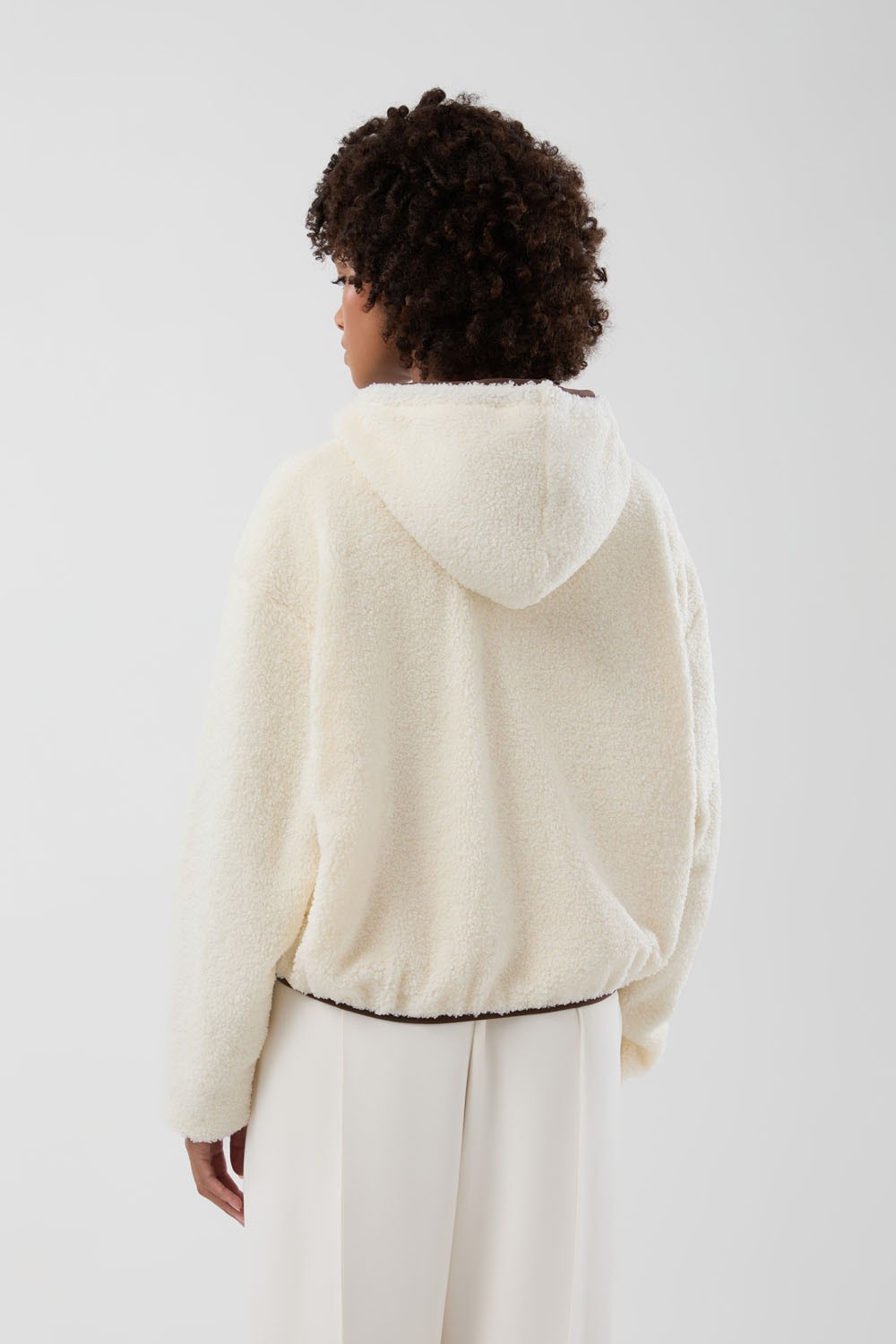 Sudadera con capucha y cremallera...